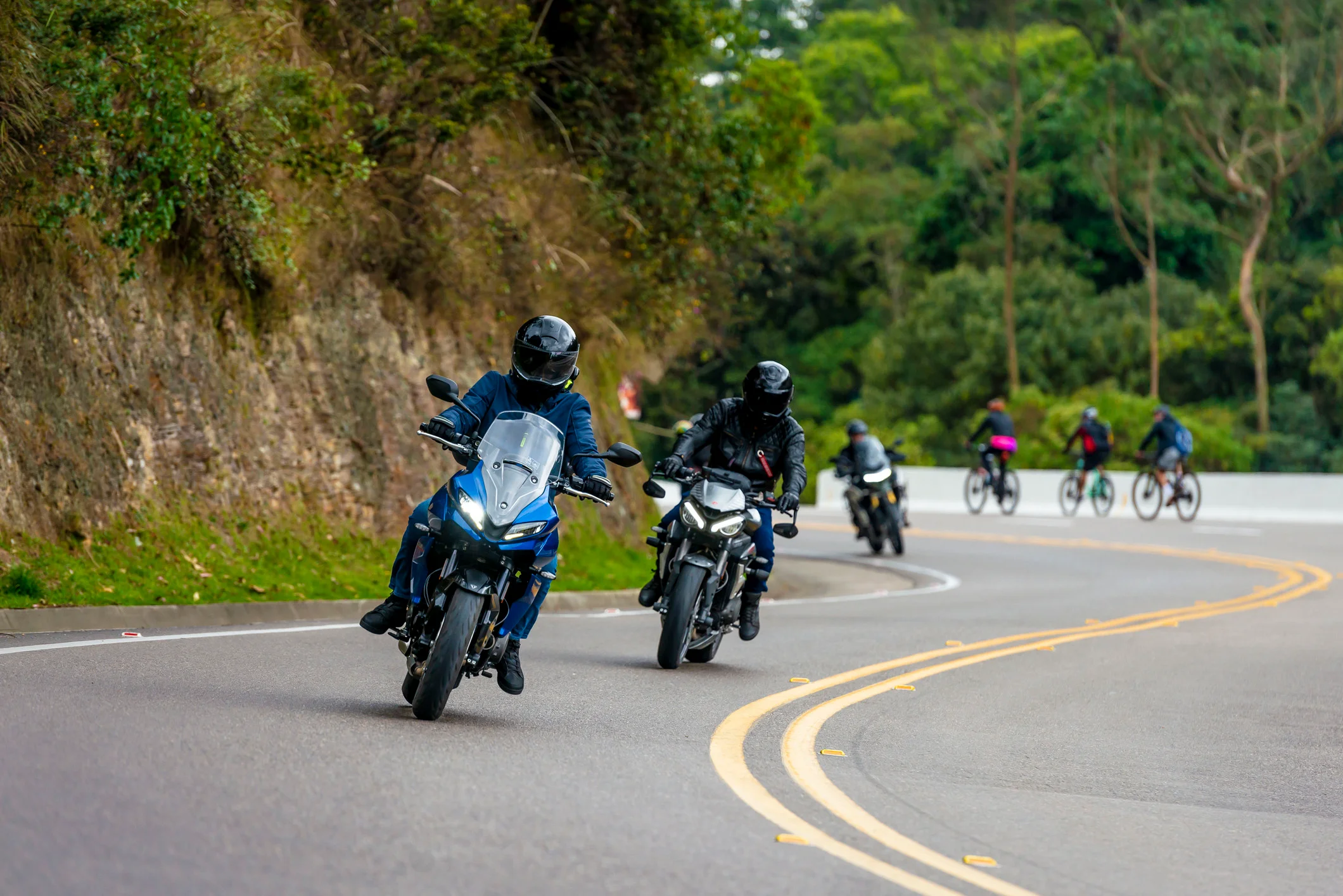 Motociclistas rodando en una carretera de montaña